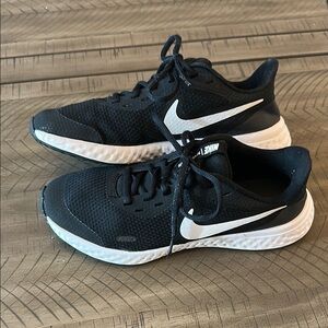 Nike Black and White Running Lace Up Sneakers 5.5Y